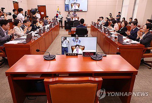 박수치는 여야 의원들(서울=연합뉴스) 김주형 기자 = 국민의힘 소속 이인선 여성가족위원장과 여야 위원들이 4일 국회에서 열린 여성가족부 장관 강선우 인사청문요청안 등을 상정하는 여성가족위원회 전체회의에서 박수치고 있다. 2025.7.4 kjhpress@yna.co.kr