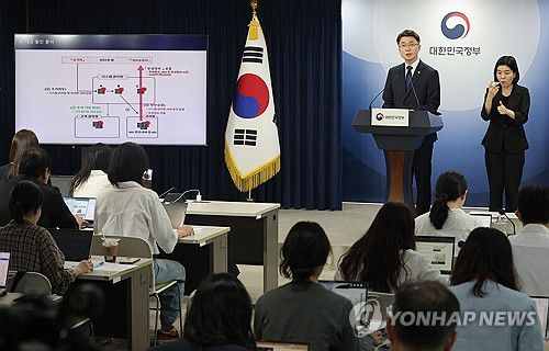 SK텔레콤 해킹사태 조사 결과 발표하는 류제명 차관(서울=연합뉴스) 류영석 기자 = 류제명 과학기술정보통신부 2차관이 4일 정부서울청사에서 SK텔레콤 해킹 사태 관련 최종 조사결과를 발표하고 있다. 2025.7.4 ondol@yna.co.kr