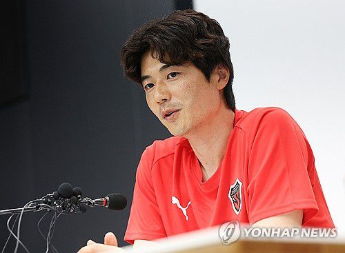 포항서 입단 소감 밝히는 기성용(포항=연합뉴스) 윤관식 기자 = 포항 스틸러스에 입단한 기성용이 4일 경북 포항시 포항스틸러스 송라클럽하우스에서 열린 미디어데이 행사에서 입단 소감을 밝히고 있다. 2025.7.4 psik@yna.co.kr