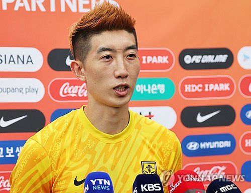 질문에 답하는 조현우(성남=연합뉴스) 홍기원 기자 = 2025년 동아시아축구연맹(EAFF) E-1 챔피언십(동아시안컵)을 앞둔 축구 국가대표팀 조현우가 4일 경기도 성남시 중원구 성남종합운동장에서 훈련에 앞서 취재진 질문에 답하고 있다. 2025.7.4 xanadu@yna.co.kr