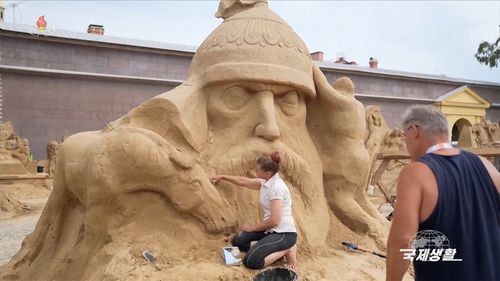 러시아 모래조각축전(서울=연합뉴스) 조선중앙TV가 지난 1일 방영한 '국제생활-로씨야의 모래조각축전, 아제르바이쟌의 옛 도시를 찾아서' 프로그램의 한 장면. [조선중앙TV화면] 2025.7.5     [국내에서만 사용가능. 재배포 금지. For Use Only in the Republic of Korea. No Redistribution]     nkphoto@yna.co.kr