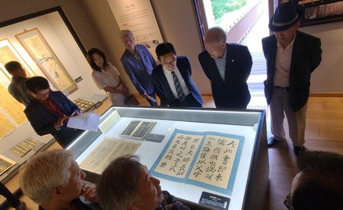 사도세자 친필 보는 관람객들[구미성리학역사관 제공. 재판매 및 DB 금지]