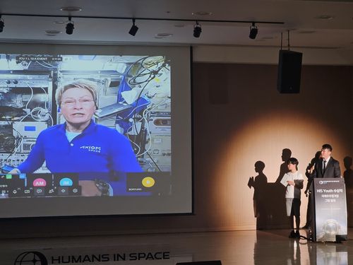 학생들 질문에 답하는 페기 윗슨 사령관[촬영 조승한]