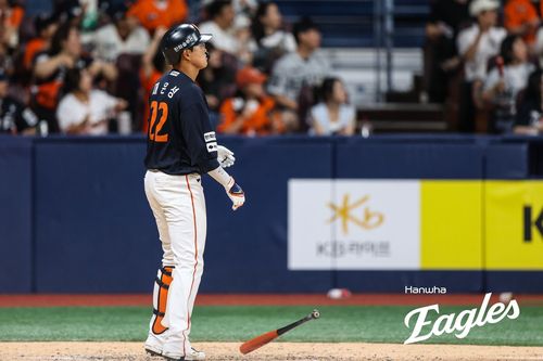 8회 홈런을 치고 타구를 바라보는 한화 채은성[한화 이글스 제공. 재판매 및 DB 금지]