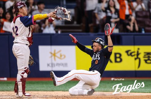 9회 문현빈의 적시타 때 홈으로 들어오는 한화 리베라토[한화 이글스 제공. 재판매 및 DB 금지]
