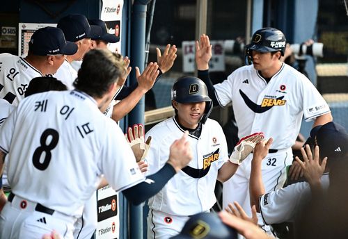 더그아웃에서 동료들과 손을 마주치는 두산 박준순[두산 베어스 제공. 재판매 및 DB 금지]