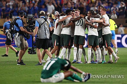 파우메이라스에 승리한 뒤 기쁨을 나누는 첼시 선수들.[AFP=연합뉴스]