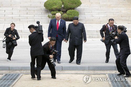 2019년 6월 30일 판문점에서 만난 트럼프와 김정은 도널드 트럼프 미국 대통령과 북한 김정은 국무위원장이 판문점 군사분계선에서 만나 함께 북측으로 넘어갔다가 남측으로 돌아오고 있다.  [연합뉴스 사진]