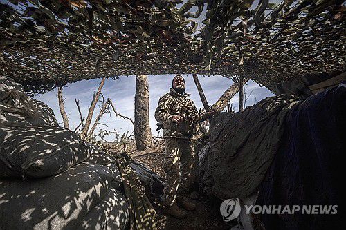 도네츠크 전선에서 러시아군 드론의 접근을 감시 중인 우크라이나군 병사[로이터 연합뉴스 자료사진. 재판매 및 DB 금지]