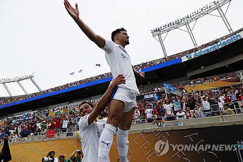 알힐랄의 마르쿠스 레오나르두(오른쪽)가 동점 골을 터트린 뒤 세리머니하고 있다.[로이터=연합뉴스]