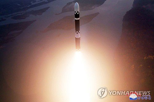 북한, 최신형 ICBM '화성포-19형' 시험발사조선중앙통신은 2024년 12월1일 "김정은 북한 국무위원장의 현지 지도 아래 11월 31일 아침 신형 대륙간탄도미사일(ICBM) '화성포-19형' 시험발사를 성공적으로 단행했다고"고 보도했다. [조선중앙통신 사진 제공]