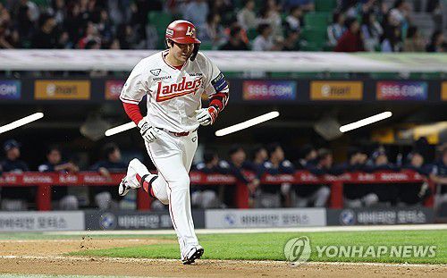 홈런 치고 그라운드 달리는 최정[연합뉴스 자료사진]