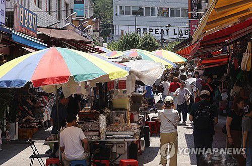 "전국민 지원금 소비창출 효과 20∼40%"…내수에 단비될까(서울=연합뉴스) 류효림 기자 = 22일 서울 남대문시장에서 시민들과 관광객들이 상점을 둘러보고 있다. 정부가 2차 추가경정예산안으로 전 국민에게 15∼50만원씩 민생회복 소비쿠폰을 지급하기로 하면서 실제 소비 진작 효과에 이목이 쏠린다. 코로나19 재난지원금 관련 연구 결과에서는 신규 소비 창출 효과가 대체로 20∼40%로 분석됐다. 정부도 비슷한 수준으로 추정하는 것으로 알려졌다. 2025.6.22 ryousanta@yna.co.kr
