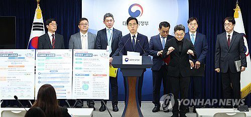 민생회복 소비쿠폰 1차 지급은 7월 21일부터(서울=연합뉴스) 김도훈 기자 = 김민재 행정안전부장관 직무대행이 5일 정부서울청사 브리핑룸에서 민생회복 소비쿠폰 1차 지급계획을 발표하고 있다.      정부는 7월 21일부터 9월 12일까지 1차로 전 국민에 최소 15만에서 최대 45만원 상당의 소비쿠폰을 지급 후 소득 선별 절차를 거쳐 9월 22일부터 국민의 90%에 10만원을 추가로 지급할 예정이다. 2025.7.5 superdoo82@yna.co.kr