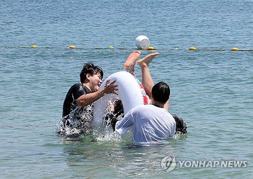 '바다로 풍덩'(울산=연합뉴스) 장지현 기자 = 여드레째 폭염특보가 내려진 5일 오전 울산 동구 일산해수욕장을 찾은 피서객들이 물놀이를 하며 즐거운 한때를 보내고 있다. 이날 울산의 낮 최고기온은 36도로 예보됐다. 2025.7.5 jjang23@yna.co.kr