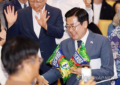 지지자에게 과자 선물 받는 박찬대 의원(전주=연합뉴스) 정경재 기자 = 더불어민주당 당대표 선거 출마 의사를 밝힌 박찬대 의원이 5일 전주대학교에서 열린 토크콘서트에 입장하며 지지자에게 '찬대랑'이라고 쓰인 과자를 선물 받고 있다. 2025.7.5 jaya@yna.co.kr