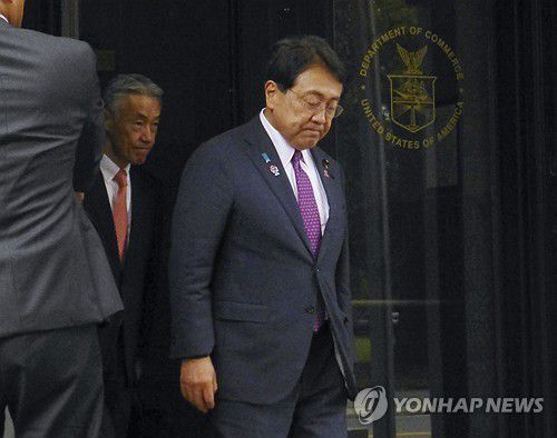 미국 상무장관과 회담한 일본 경제재생상  (워싱턴 교도=연합뉴스) 미일 관세 협상의 일본 측 대표인 아카자와 료세이 경제재생상이 지난달 27일(현지시간) 미국 워싱턴DC에서 하워드 러트닉 미국 상무부 장관과 회담한 이후 상무부를 나서고 있다. 2025.6.30 photo@yna.co.kr
