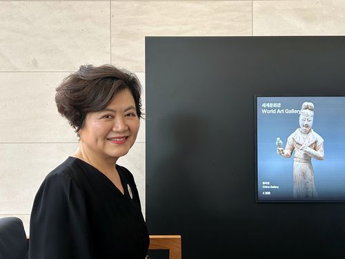 이현주 국립중앙박물관 홍보전문경력관    (서울=연합뉴스) 김예나 기자 = 이현주 국립중앙박물관 홍보전문경력관이 지난 4일 연합뉴스와 인터뷰한 뒤 기념 촬영을 하고 있다. 2025.7.6     yes@yna.co.kr