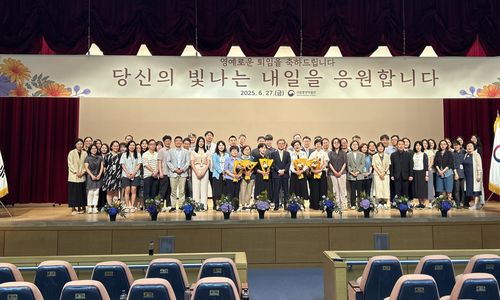 "당신의 빛나는 내일을 응원합니다"    (서울=연합뉴스) 김예나 기자 = 지난달 27일 서울 용산구 국립중앙박물관 대강당에서 열린 퇴임식 모습. 김재홍 국립중앙박물관장(첫째줄 가운데)과 이현주 홍보전문경력관(오른쪽) 등 박물관 관계자들이 기념사진을 찍고 있다. 2025.7.6     yes@yna.co.kr