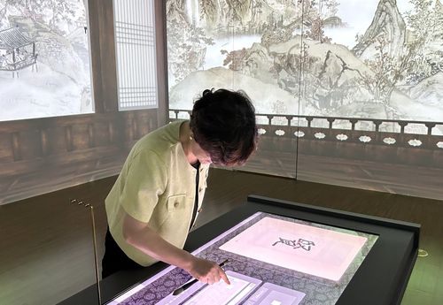 전시 체험하는 이현주 홍보전문경력관     (전주=연합뉴스) 김예나 기자 = 지난달 26일 전북 전주시 국립전주박물관 서예실에서 이현주 국립중앙박물관 홍보전문경력관이 관람객을 위한 체험 공간을 직접 시연하고 있다. 2025.7.6     yes@yna.co.kr
