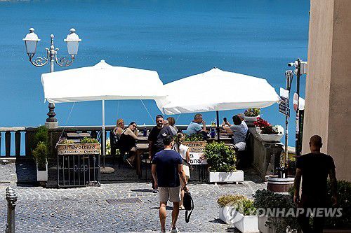 교황 별장이 있는 알바노 호수 주변 식당에 모인 사람들[로이터 연합뉴스 자료사진. 재판매 및 DB 금지]