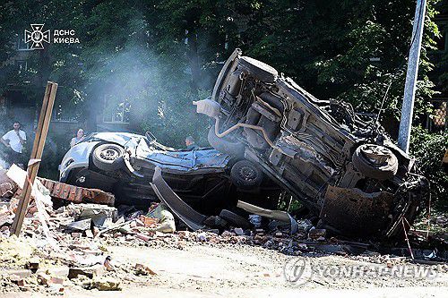 지난 4일 러시아 공습으로 부서진 차량[UPI 연합뉴스]