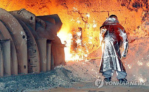 용광로 견디며(광양=연합뉴스) 장덕종 기자 = 7일 폭염 속에 전남 광양시 광양제철소 근로자가 고온의 쇳물이 담겨 있는 용광로를 점검하고 있다. 2024.8.7 cbebop@yna.co.kr