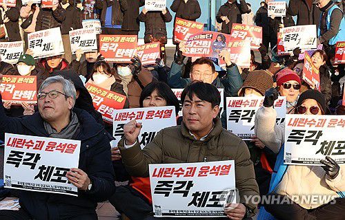 탄핵소추안 가결 후에도 계속되는 시민 집회(대전=연합뉴스) 강수환 기자 = 15일 오후 대전역 서광장에서 대전촛불행동 등 시민 100여명이 '대전촛불대행진' 집회를 열고 있다. 이들은 윤석열 대통령 구속 수사와 헌법재판소의 신속한 탄핵 인용을 촉구하고 있다. 2024.12.15 swan@yna.co.kr