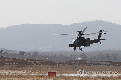 육군, 아파치 항공작전 훈련(서울=연합뉴스) 육군항공사령부가 2025년 FS/TIGER의 일환으로 동부전선과 서해상에서 각각 아파치 공격헬기의 장거리 전술 및 해상 편대비행을 실시했다고 13일 밝혔다. 사진은 아파치 공격헬기가 작전을 위해 이륙하고 있는 모습. 2025.3.13 [육군 제공. 재판매 및 DB 금지] photo@yna.co.kr