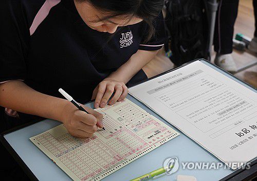 마킹하는 수험생(부산=연합뉴스) 강선배 기자 = 2026학년도 대학수학능력시험 6월 모의평가 시행일인 4일 오전 부산 사상구 주례여고 학생이 카드를 마킹하고 있다. 2025.6.4 sbkang@yna.co.kr