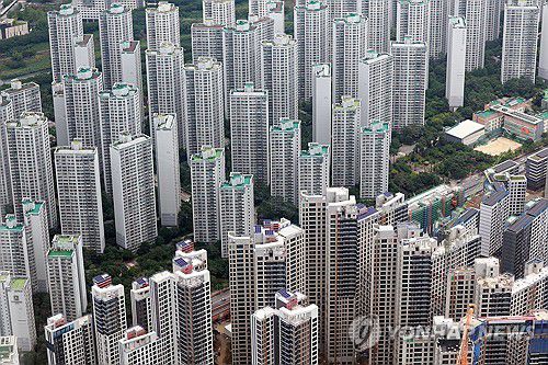 '주담대 6억 제한' 서울 아파트 74%, 18개 구 대출 감소 타격(서울=연합뉴스) 신현우 기자 = 정부가 6억원 이상 주택담보대출을 금지하는 초고강도 대출 규제를 시행하면서 서울 아파트의 74%가량이 대출액 감소가 불가피하게 됐다.     29일 부동산R114의 수도권 아파트 평균 시세를 토대로 분석한 결과, 주택담보대출의 여신한도가 6억원으로 제한되면서 서울 전체 25개 구 가운데 18개 구의 대출액이 종전보다 줄어들 것으로 예상됐다. 가구수로는 총 127만6천257가구(임대아파트 제외)가 타격을 받는다. 이는 서울시내 임대아파트를 제외한 전체 재고아파트 약 171만7천384가구의 74%에 해당하는 규모다.     사진은 이날 서울 송파구 롯데월드타워 전망대 서울스카이에서 바라본 서울 시내 아파트 단지 모습. 2025.6.29 nowwego@yna.co.kr