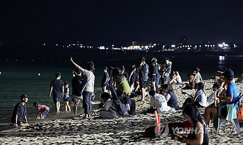 무더위에 헉헉…열대야 7일째 경포해변의 밤(강릉=연합뉴스) 유형재 기자 = 강원 강릉지역에 지난 6월 29일부터 7일째 열대야가 지속되는 가운데 지난 5일 밤 무더위에 잠을 못 이룬 피서객과 시민들이 경포해변에 나와 무더위를 식히고 있다.     이날 밤 강릉의 최저기온은 29.5도를 기록했다. 2025.7.6 yoo21@yna.co.kr