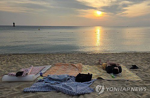 열대야 피해 바닷가에서 꿀잠(강릉=연합뉴스) 유형재 기자 = 강원 강릉지역에 지난 6월 29일부터 7일째 열대야가 지속되는 가운데 6일 새벽 무더위에 잠을 못 이룬 피서객과 시민들이 경포해변 백사장에서 잠을 자고 있다.     이날 밤 강릉의 최저기온은 29.5도를 기록했다. 2025.7.6 yoo21@yna.co.kr