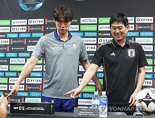 입장하는 홍명보 감독과 모리야스 감독(용인=연합뉴스) 홍기원 기자 = 6일 경기도 용인미르스타디움에서 열린 2025년 동아시아축구연맹(EAFF) E-1 챔피언십(동아시안컵) 공식 기자회견에서 한국 홍명보 감독과 일본 모리야스 감독이 입장하고 있다. 2025.7.6 xanadu@yna.co.kr