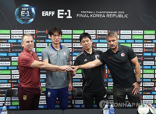 동아시안컵 앞둔 감독들(용인=연합뉴스) 홍기원 기자 = 6일 경기도 용인미르스타디움에서 열린 2025년 동아시아축구연맹(EAFF) E-1 챔피언십(동아시안컵) 공식 기자회견에서 참가국 감독들이 포즈를 취하고 있다. 왼쪽부터 중국 데얀 주르예비치 감독, 한국 홍명보 감독, 일본 모리야스 하지메 감독, 홍콩 애슐리 웨스트우드 감독. 2025.7.6 xanadu@yna.co.kr