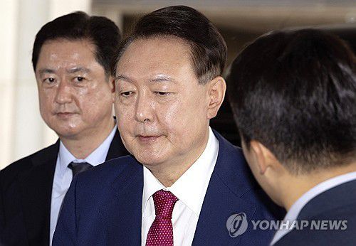 내란 특검 2차 출석하는 윤석열 전 대통령(서울=연합뉴스) 김도훈 기자 = 윤석열 전 대통령이 5일 내란 특검의 2차 조사를 받기 위해 조은석 특별검사팀 사무실이 있는 서울 서초구 서울고검에 출석하고 있다. 2025.7.5 [공동취재] superdoo82@yna.co.kr