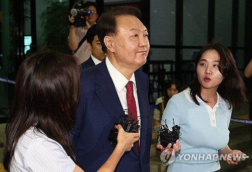 조사 마친 윤석열 전 대통령(서울=연합뉴스) 김성민 기자 = 윤석열 전 대통령이 5일 내란 특검 2차 조사를 마치고 조은석 특별검사팀 사무실이 있는 서울 서초구 서울고검을 나서고 있다. 2025.7.6 ksm7976@yna.co.kr