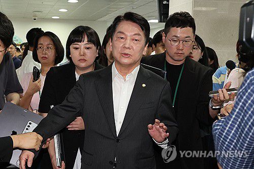 혁신위원장 사퇴한 안철수 의원(서울=연합뉴스) 김주성 기자 = 국민의힘 혁신위원장을 맡은 안철수 의원이 7일 서울 여의도 국회 소통관에서 위원장을 사퇴하고 전당대회 출마 의사를 밝히는 기자회견을 한 뒤 취재진 질문에 답하고 있다. 2025.7.7 utzza@yna.co.kr