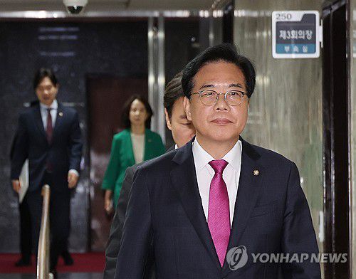 비공개 회의 향하는 송언석 비상대책위원장(서울=연합뉴스) 박동주 기자 = 국민의힘 송언석 비상대책위원장 겸 원내대표가 7일 서울 여의도 국회에서 상임위 간사단 등이 참석한 가운데 열린 비공개 회의로 향하고 있다. 2025.7.7 pdj6635@yna.co.kr