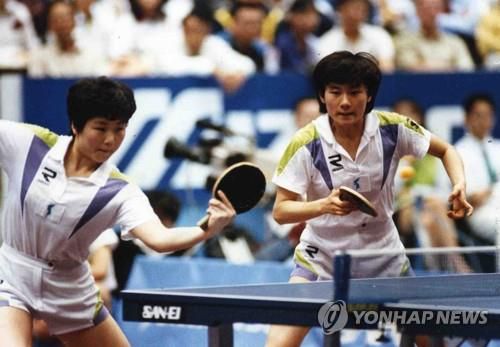 '원조 남북 단일팀' 탁구의 현정화(오른쪽)와 북한 이분희  (서울=연합뉴스) 한국 스포츠 사상 첫 남북 단일팀이 구성됐던 1991년 지바 세계탁구선수권대회에서 현정화와 이분희가 경기하는 장면 ［연합뉴스 자료사진］