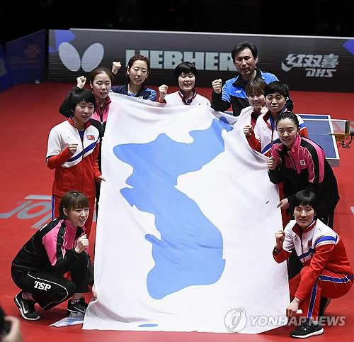 한반도기 함께 든 여자탁구 남북 단일팀(스톡홀름 EPA=연합뉴스) 4일(현지시간) 스웨덴 할름스타드 아레나에서 세계탁구선수권대회 여자단체전 준결승이 끝난 뒤 남북 단일팀 선수들이 한반도기를 들고 포즈를 취하고 있다. 남북 단일팀은 이날 '세계 2강' 일본의 벽을 넘지 못하고 결승 진출에 실패, 동메달을 목에 걸었다.  ymarshal@yna.co.kr