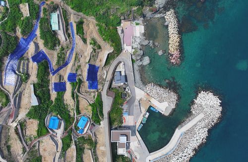 누런 속살 드러낸 영덕 석리 따개비마을[촬영 윤관식]