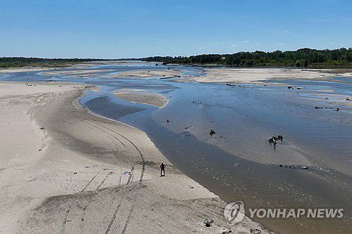 4일(현지시간) 강바닥 드러난 폴란드 비스툴라강[AFP 연합뉴스 자료사진. 재판매 및 DB 금지]