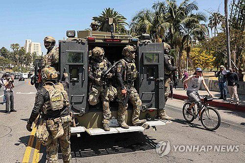 7일(현지시간) 미 LA 시내 맥아더 공원에 나타난 관세국경보호국(CBP) 요원들[AFP=연합뉴스. 재판매 및 DB 금지]