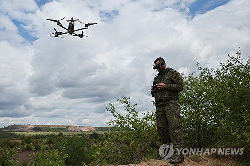 드론 날리는 러시아군 병사[타스=연합뉴스 자료사진]