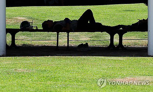 무더운 날씨에 휴식은 필수[연합뉴스 자료사진]