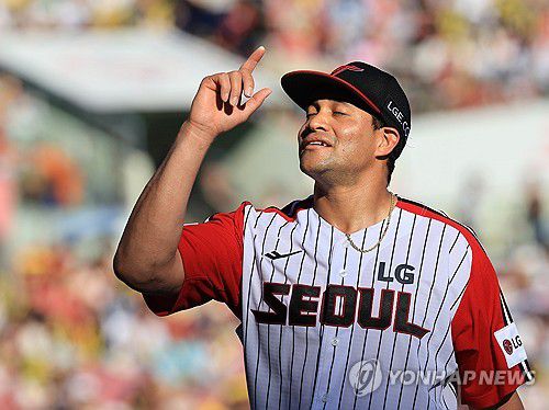 3회 마친 치리노스(서울=연합뉴스) 최재구 기자 = 29일 서울 잠실야구장에서 열린 프로야구 2025 신한 SOL 뱅크 KBO리그 KIA 타이거즈와 LG트윈스의 경기에서 LG 선발 치리노스가 3회초를 마치고 더그아웃으로 돌아오며 환호하고 있다. 2025.6.29 jjaeck9@yna.co.kr