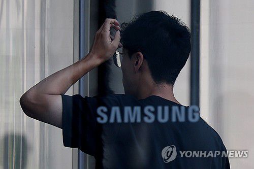 삼성전자 부진 계속(서울=연합뉴스) 임화영 기자 = 삼성전자가 올해 2분기에 시장 전망치를 크게 밑도는 4조원대 영업이익을 내는 데 그쳤다.     삼성전자는 연결 기준 올해 2분기 영업이익이 4조6천억원으로 지난해 동기보다 55.94% 감소한 것으로 잠정 집계됐다고 8일 공시했다.     영업이익은 전 분기와 비교해도 31.24% 감소했다. 또 연합인포맥스가 집계한 시장 전망치 6조69억원을 23.4% 하회했다.     분기 영업이익은 2023년 4분기(2조8천247억원) 이후 가장 낮으며, 2분기 기준으로는 2023년 2분기(6천685억원) 이후 2년 만에 최저다.     사진은 8일 서울 삼성전자 서초사옥. 2025.7.8 hwayoung7@yna.co.kr