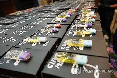 국정원, 전담형 신종합성마약 국내 대량반입 시도 적발(서울=연합뉴스) 국가정보원 국제범죄정보센터(TCIC)는 신종마약 에토미데이트를 국내에 대량 밀반입하려 한 싱가포르인 국제마약조직 총책 등 일당 4명을 지난달 19일 말레이시아 마약범죄수사부(NCID)와 공조로 현지에서 검거했다고 8일 발표했다. 국정원과 현지 수사당국은 검거 과정에서 합성마약 카트리지 4천958개(9.42L)와 전자담배 포장용 종이박스 3천여개를 압수했다. 사진은 압수한 합성마약 카트리지. 2025.7.8 [국정원 제공. 재판매 및 DB금지] photo@yna.co.kr