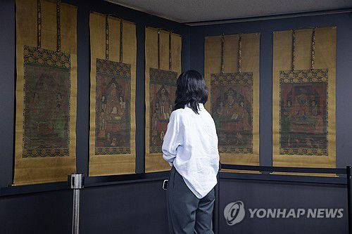 일본서 환수한 조선 불화 '시왕도'(서울=연합뉴스) 류효림 기자 = 8일 서울 종로구 국립고궁박물관에서 열린  '불교미술의 진수' 고려 사경과 조선 불화의 귀환' 일본 환수 문화재 언론 공개 행사에서 시왕도를 공개하고 있다. 2025.7.8 ryousanta@yna.co.kr